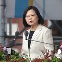 La presidenta de Taiwán, Tsai Ing-wen, pronuncia un discurso durante las celebraciones del Día Nacional frente al edificio presidencial en Taipei, Taiwán, el lunes 10 de octubre de 2022. (AP Photo/Chiang Ying-ying)