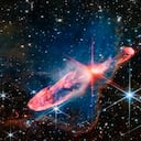 Galaxia lejana captada por el James Webb muestra un extraño signo de interrogación.