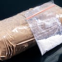 Polvo de cocaína en bolsa de plástico con paquetes