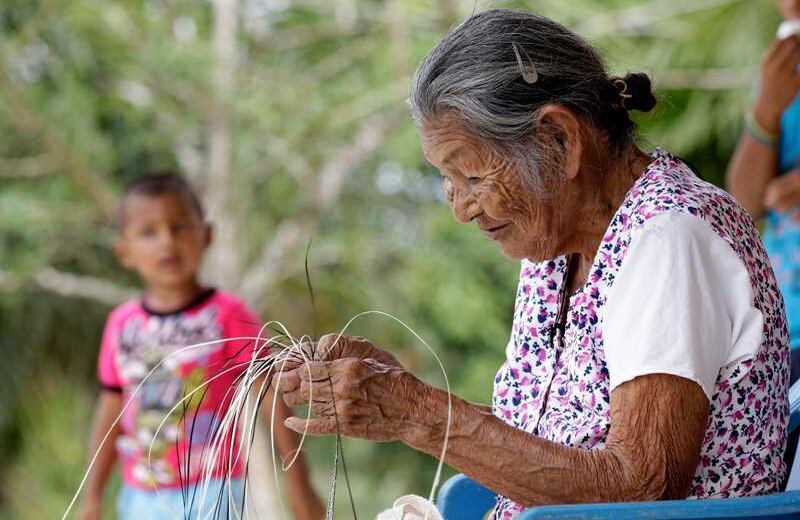 La capital zenú en Tuchín, Córdoba, se convierte poco a poco en sitio de paso oblgiado para los turistas que compran los sombreros vueltiaos que elaboran las indígenas. Foto: Carlos Julio Martínez-Semana