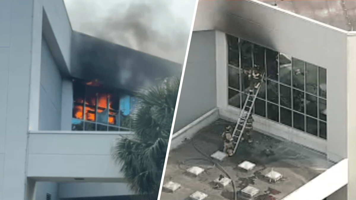 Vista aérea de incendio con llamas saliendo por ventanas del centro médico HCA Woodmont en Tamarac, Florida.