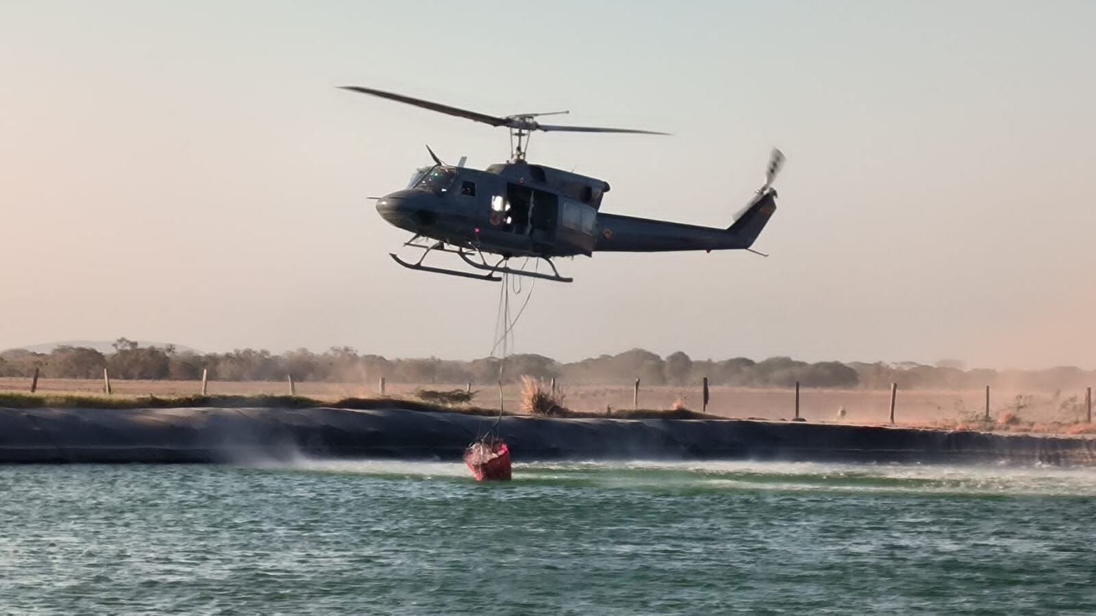 Helicóptero con el sistema Bambi Bucket