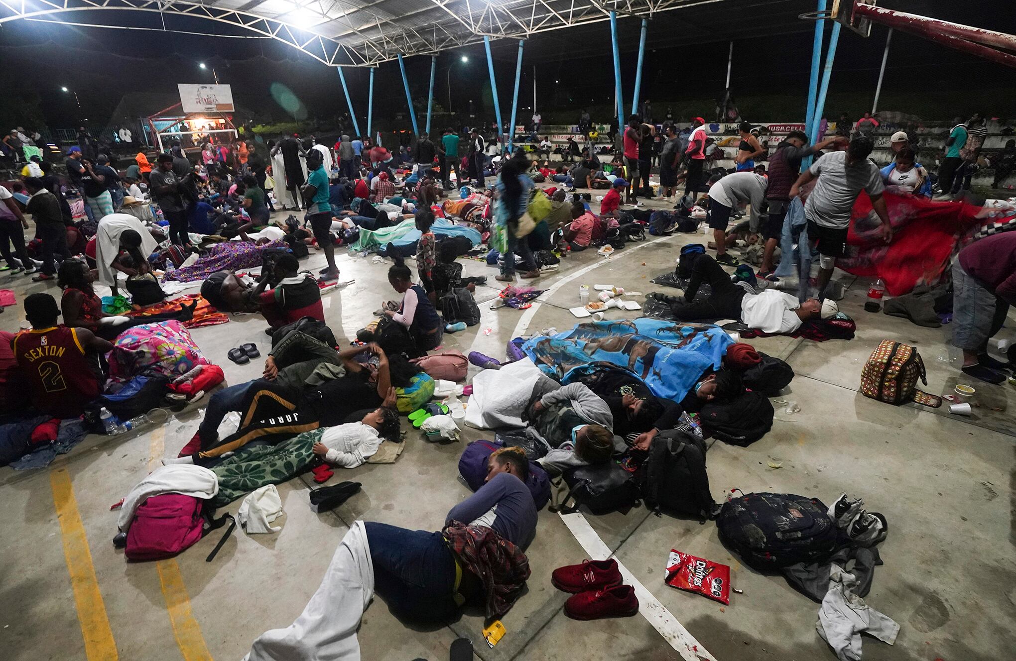 Caravana de migrantes se dirige hacia el norte hacia la frontera de los Estados Unidos y México.