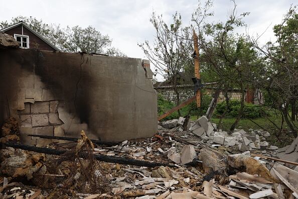 Una vista de los daños después de que estallaron los enfrentamientos entre las fuerzas de seguridad rusas y los "saboteadores" ucranianos en la aldea de Glotovo de Belgorad, Rusia. (Foto de Stringer/Agencia Anadolu a través de Getty Images)