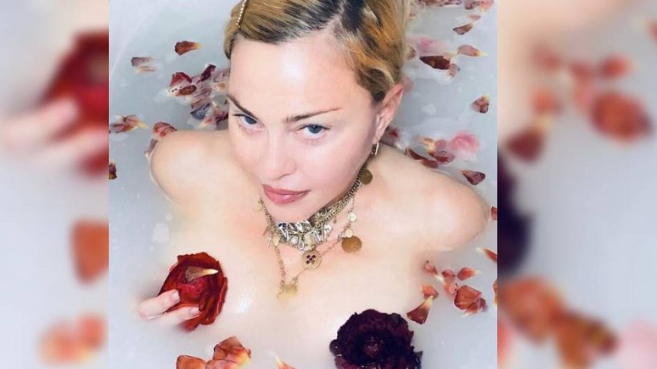 La cantante de 61 años hizo publicidad a algunos accesorios mientras daba su mensaje del virus.