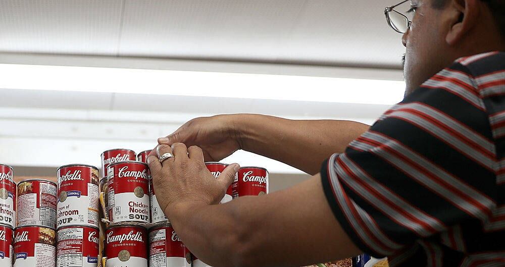 Tenga cuidado cuando vaya a colocar en la nevera comida enlatada