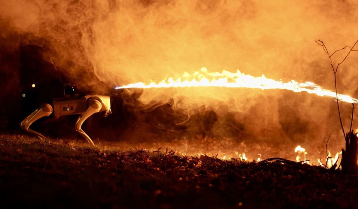 Thermonator es un robot cuadrúpedo que controlado a distancia que tiene un lanzallamas integrado.