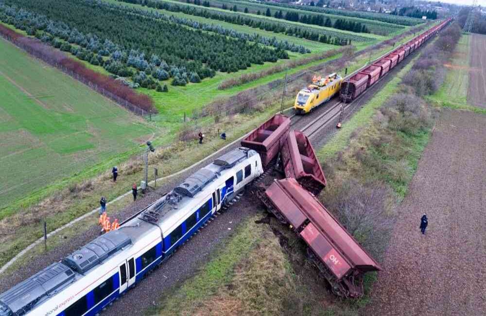 La vista general tomada con un dron el 6 de diciembre de 2017 muestra el sitio de un accidente de tren en Meerbusch-Osterath, Alemania occidental, donde un tren de pasajeros y un tren de carga colisionaron el día anterior, hiriendo a 41 personas, siete de ellas gravemente. / AFP PHOTO / dpa / Arnulf Stoffel / Alemania HACIA FUERA