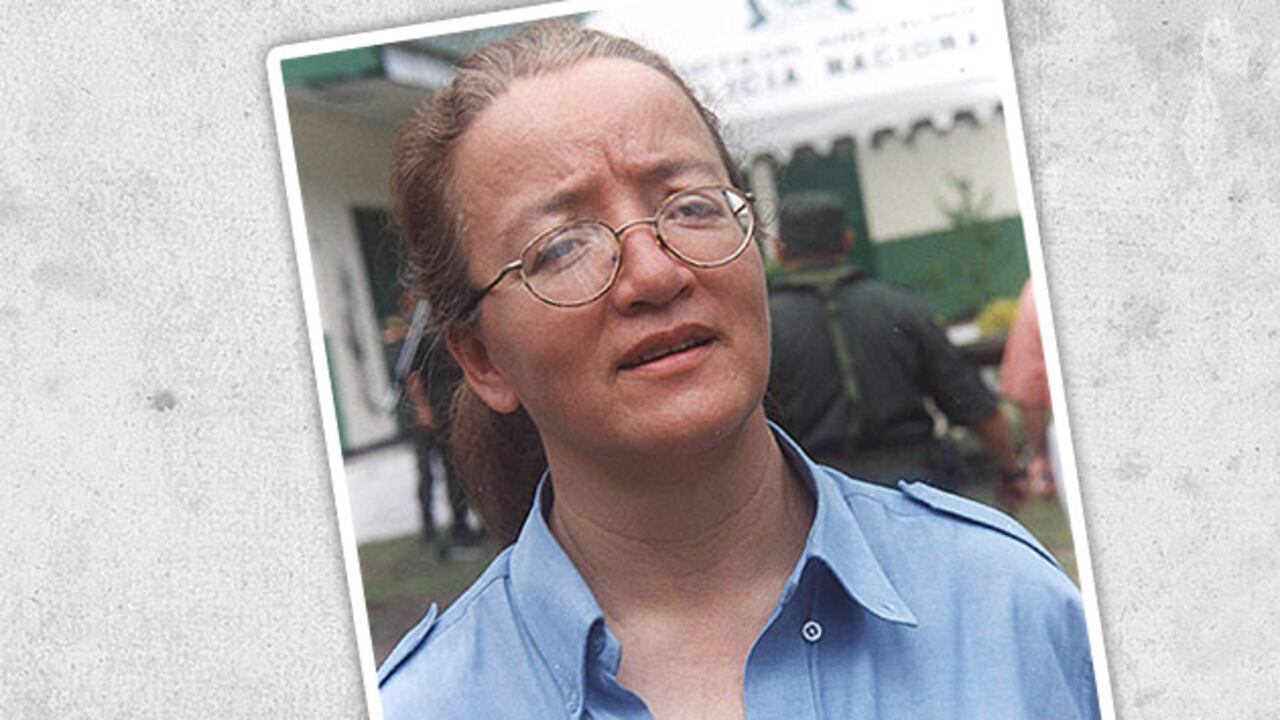 El proceso de paz con las autodefensas que inició el presidente Álvaro Uribe tenía como condición que estas cesaran sus hostilidades, pero persisten en sus actos violentos, como el crimen de Marta Lucía Hernández