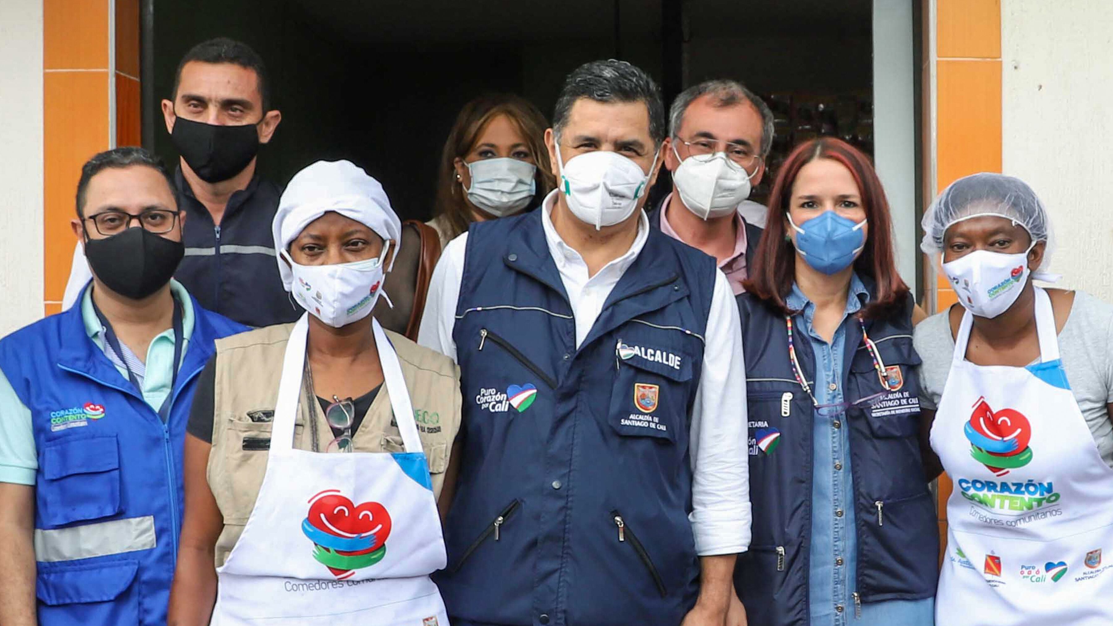 El alcalde de Cali, Jorge Iván Ospina, y la secretaria de Bienestar Social, María Fernanda Penilla, en el comedor comunitario del barrio El Retiro.