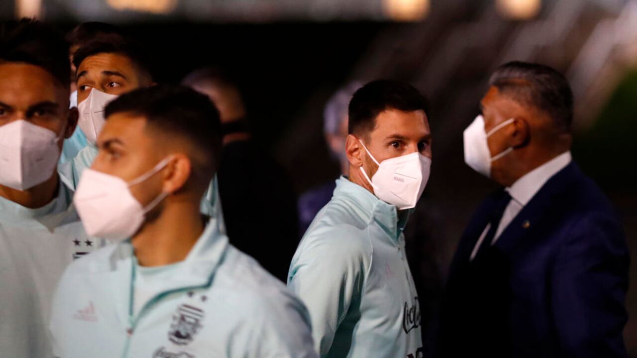 El avión con la delegación parte a las 3:00 p.m. y el lunes se entrenará por la tarde, después de una conferencia virtual del DT Lionel Scaloni a las 11:00 de la mañana, hora de Colombia.