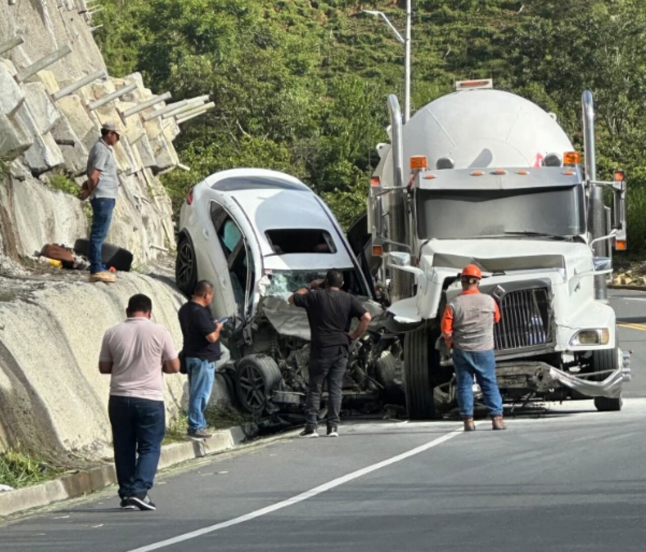 Así quedó el carro en el que iba Daniel Garrido, mejor amigo del jugador de Santa Fe Edward López, al estrellarse en Antioquia.