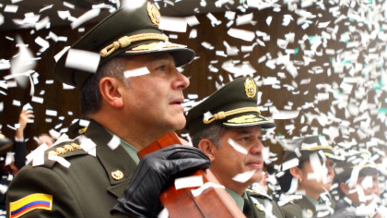 Esta foto fue tomada la mañana del jueves 7 de junio en la ceremonia de despedida del general Naranjo en la sede de la dirección de la Policía. A su lado está el general José Roberto León, nuevo director de la institución.