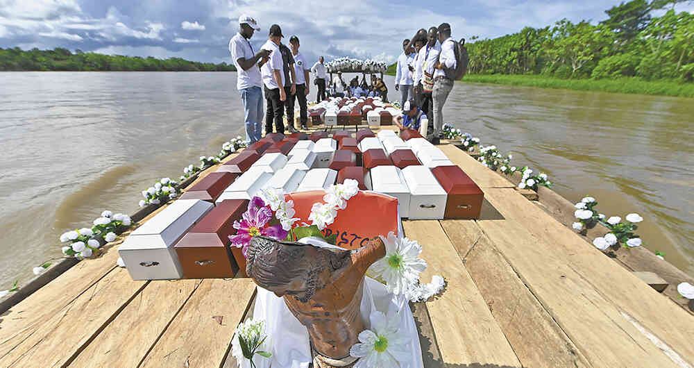 Ceremonia en 2019 en la que los restos de cientos de víctimas de la masacre de Bojayá fueron entregados a las víctimas. Hoy siguen en espera de respuestas. Foto: Raúl Arboleda | AFP.