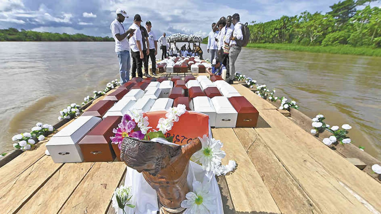 Las urnas con los restos de las ciento una víctimas de la masacre de Bojayá, antes de la ceremonia en la que fueron entregados a sus familiares en noviembre de 2019. Foto: Raúl Arboleda | AFP.