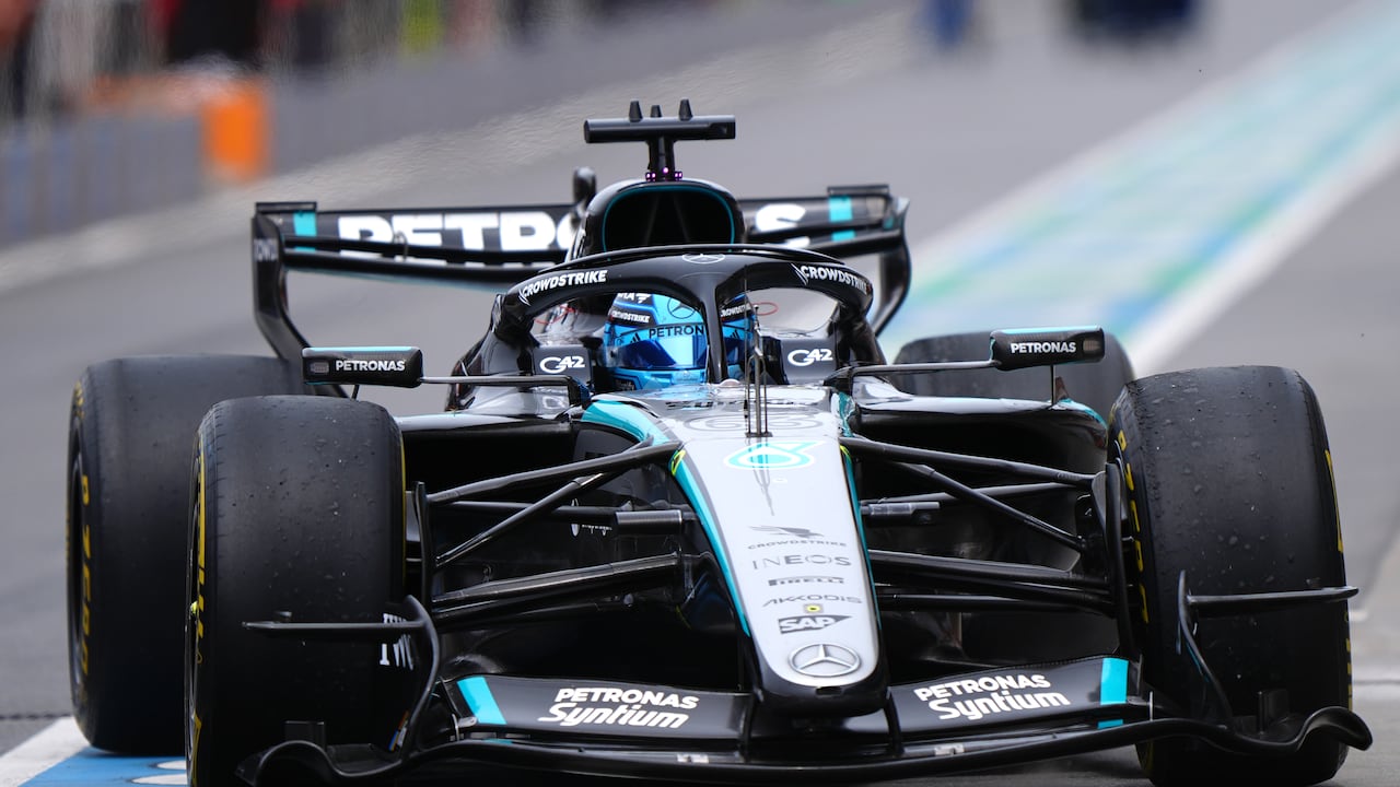 George Russell consiguió la primera posición de salida para el Gran Premio de Canadá tras superar a su compañero Kimi Antonelli en una jornada marcada por la disputa interna en Mercedes.