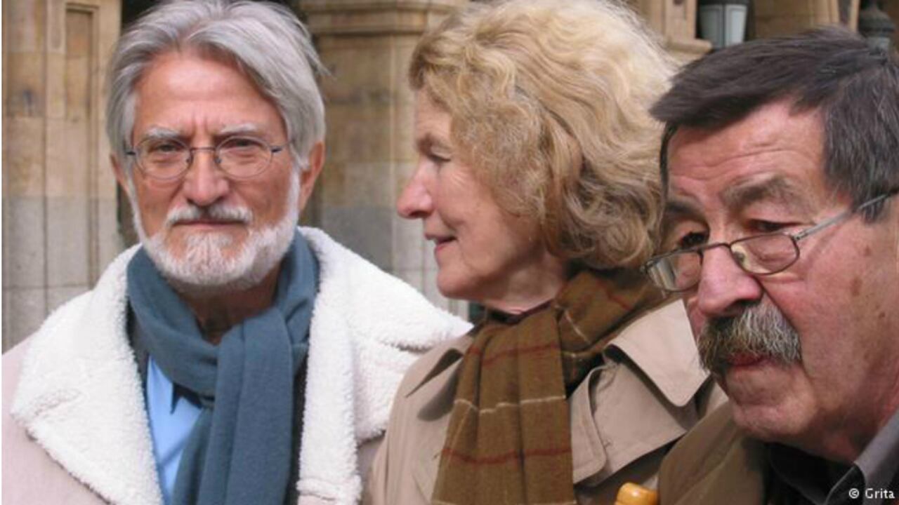Günther Grass y su esposa Ute y el traductor Miguel Sáenz (izquierda), durante una visita a la Universidad de Salamanca en 2012.