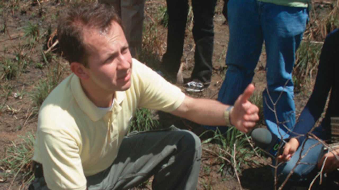 Desde su época como ministro de Agricultura, Andrés Felipe Arias ha tenido que salir a dar explicaciones por su concepción de los incentivos a los más pudientes, como una forma de generar progreso. En la imagen se encuentra en la Hacienda Carimagua, explicando por qué buscaba entregarla a empresarios y no a desplazados, como estaba previsto