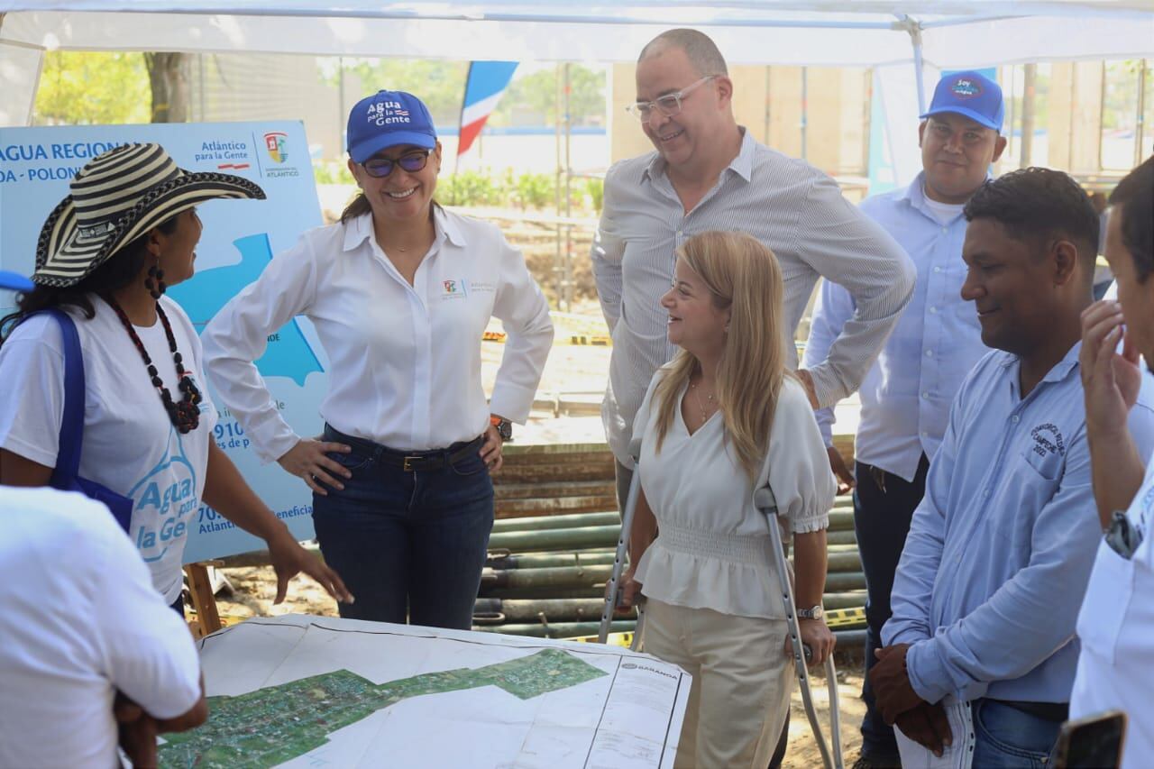 Autoridades en Atlántico revisando el avance de la vía