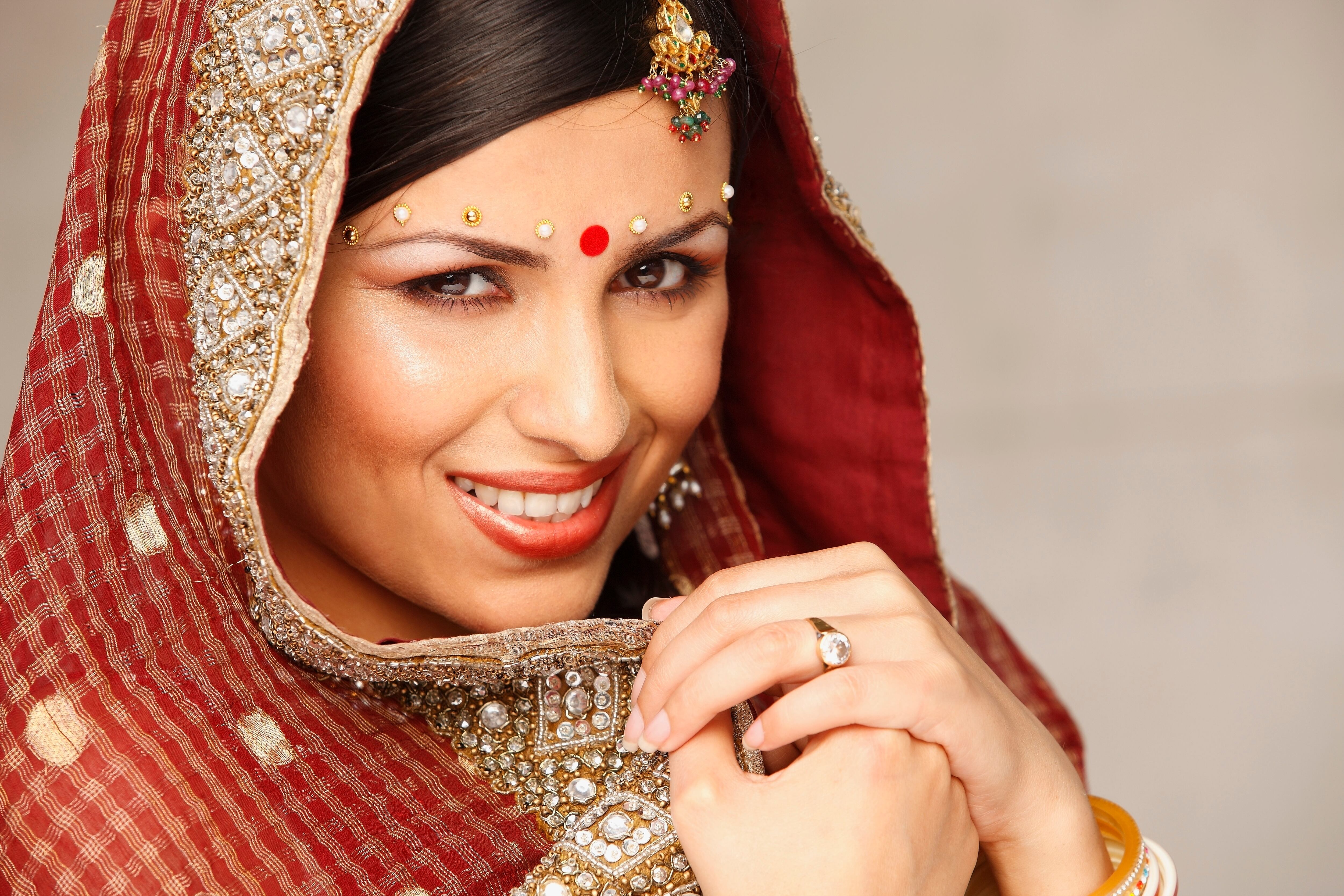 Mujer hindú con el tradicional bindi en su frente