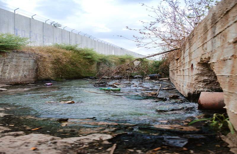 Justo en la frontera del muro, del lado palestino, hay canales de agua que deberían ser potables para la comunidad, sin embargo, del lado israelí arrojan desechos de todo tipo para contaminar estas fuentes.