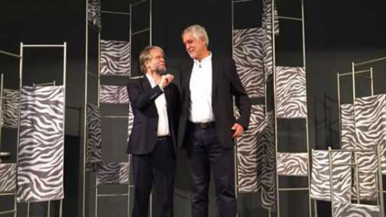 Enrique Peñalosa y Antanas Mockus en un salón en Nueva York.