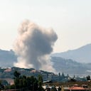 Esta fotografía, tomada desde la ciudad libanesa de Nabatieh, en el sur del país, muestra el humo que se eleva desde el lugar de una explosión controlada por Israel en la aldea de Kfar Tebnit.