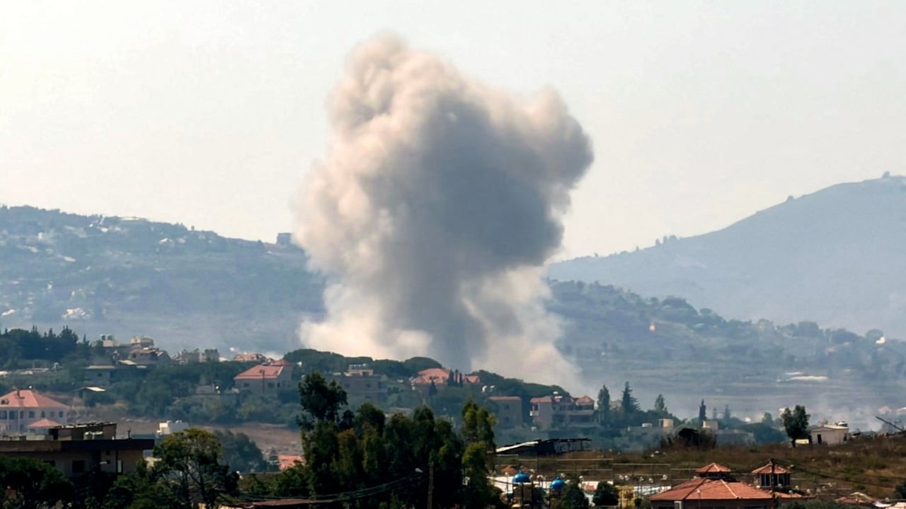 Esta fotografía, tomada desde la ciudad libanesa de Nabatieh, en el sur del país, muestra el humo que se eleva desde el lugar de una explosión controlada por Israel en la aldea de Kfar Tebnit.