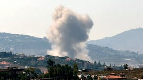 Esta fotografía, tomada desde la ciudad libanesa de Nabatieh, en el sur del país, muestra el humo que se eleva desde el lugar de una explosión controlada por Israel en la aldea de Kfar Tebnit.