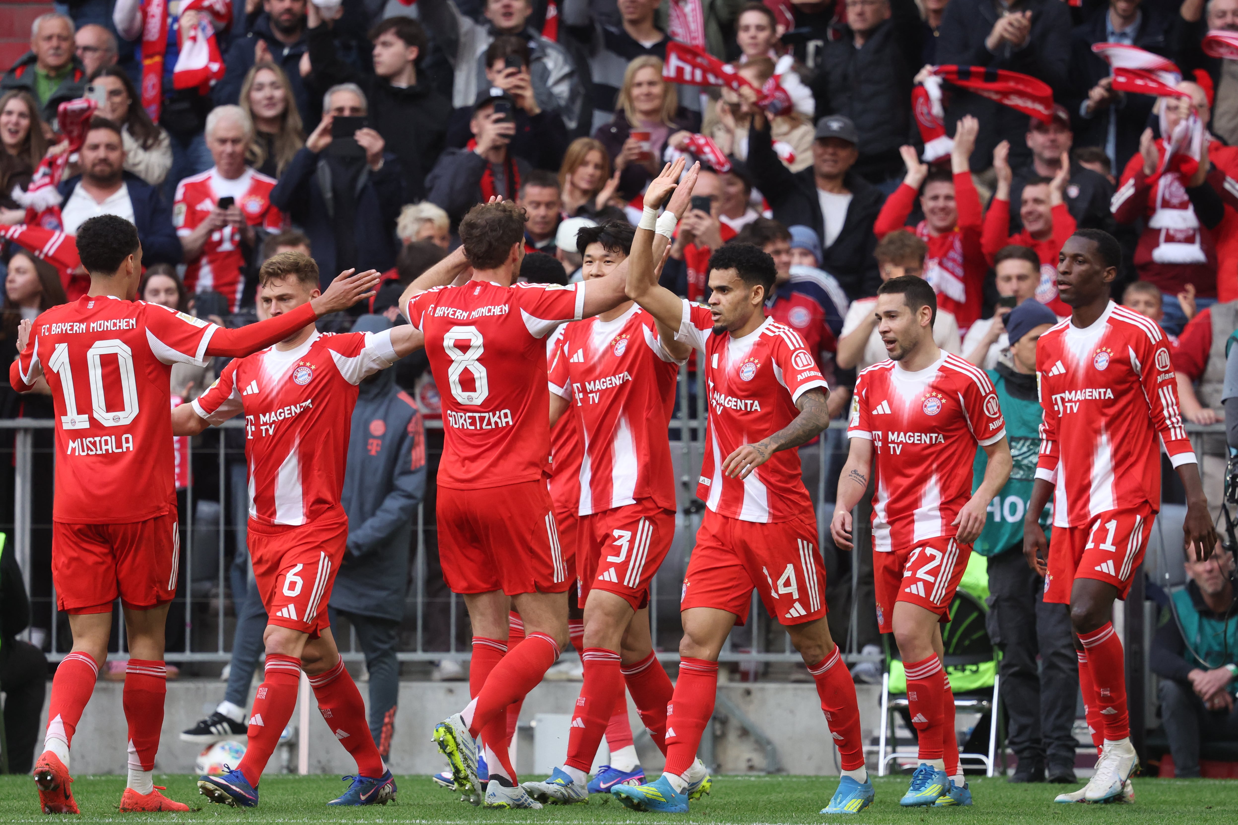 El defensa portugués del Bayern de Múnich, Raphael Guerreiro (segundo por la derecha), número 22, celebra con sus compañeros, entre ellos Luis Díaz (14) tras marcar el gol del empate (1-1) durante el partido de la Bundesliga, la primera división alemana, entre el FC Bayern de Múnich y el VfB Stuttgart en Múnich, al sur de Alemania, el 19 de abril de 2026. (Foto de Karl-Josef HILDENBRAND / AFP)