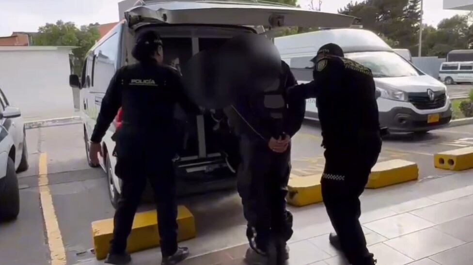 Delincuente con el brazalete electrónico, envuelto en papel aluminio, fue capturado en Bogotá. Estaba disfrazado de escolta.