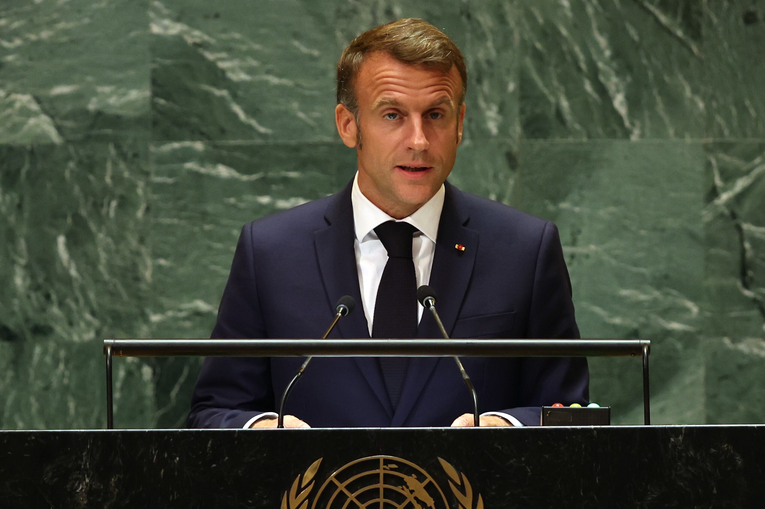 El presidente francés Emmanuel Macron se dirige a los líderes mundiales durante la Asamblea General de las Naciones Unidas (AGNU) en la sede de las Naciones Unidas el 25 de septiembre de 2024 en la ciudad de Nueva York. Los líderes mundiales se reunieron para la Asamblea General mientras el mundo continúa experimentando grandes guerras en Gaza, Ucrania y Sudán, junto con la amenaza de un conflicto mayor en el Medio Oriente. (Foto de Spencer Platt/Getty Images)