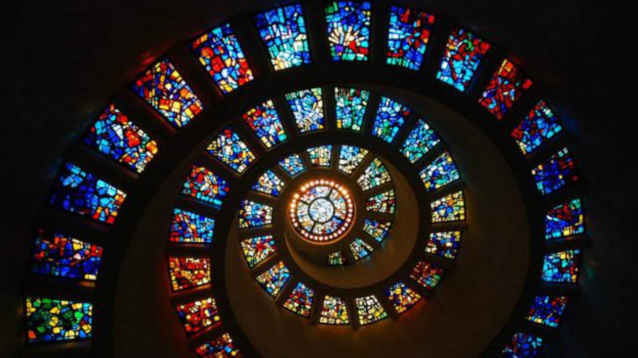 El vitral en espiral de la Capilla de Acción de Gracias, Dallas, Texas, Estados Unidos, representa la secuencia de Fibonacci. Fuente: Getty.
