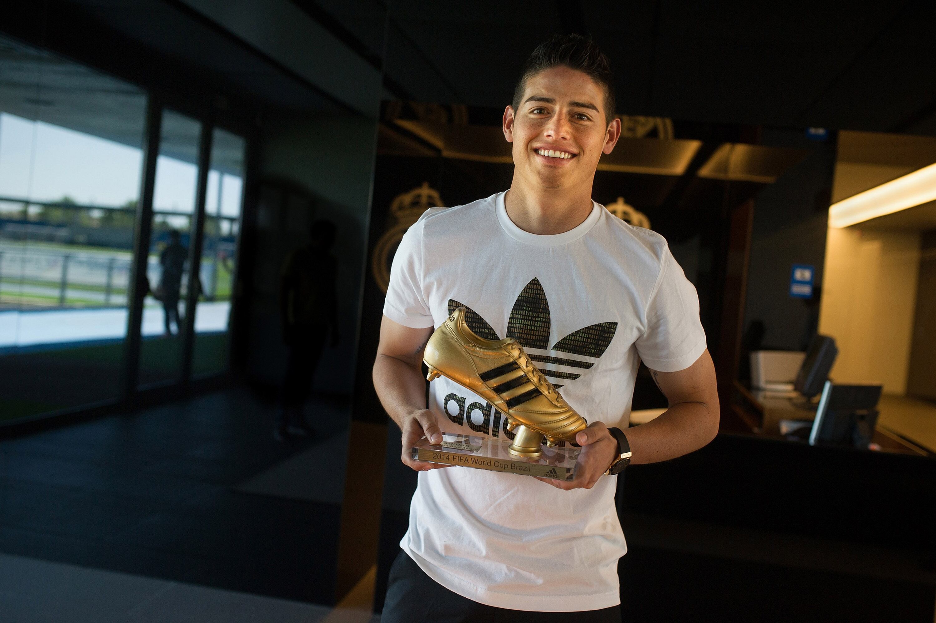 James Rodríguez con la Bota de Oro lograda en el Mundial Brasiñl 2014