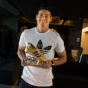James Rodríguez con la Bota de Oro lograda en el Mundial Brasiñl 2014