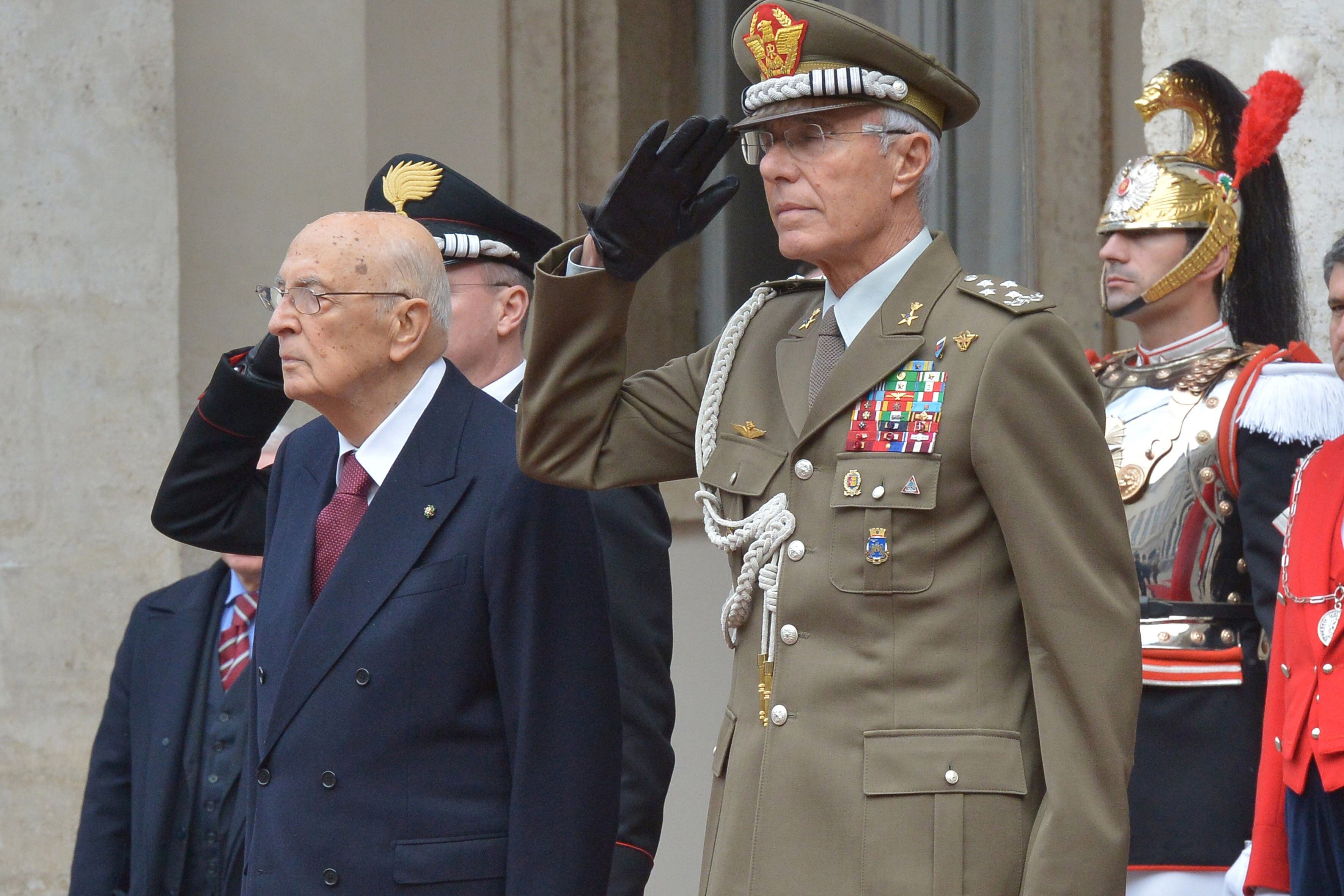 El presidente italiano Giorgio Napolitano (L) asiste a la ceremonia de despedida después de firmar su renuncia en Roma, Italia, el 14 de enero de 2015.