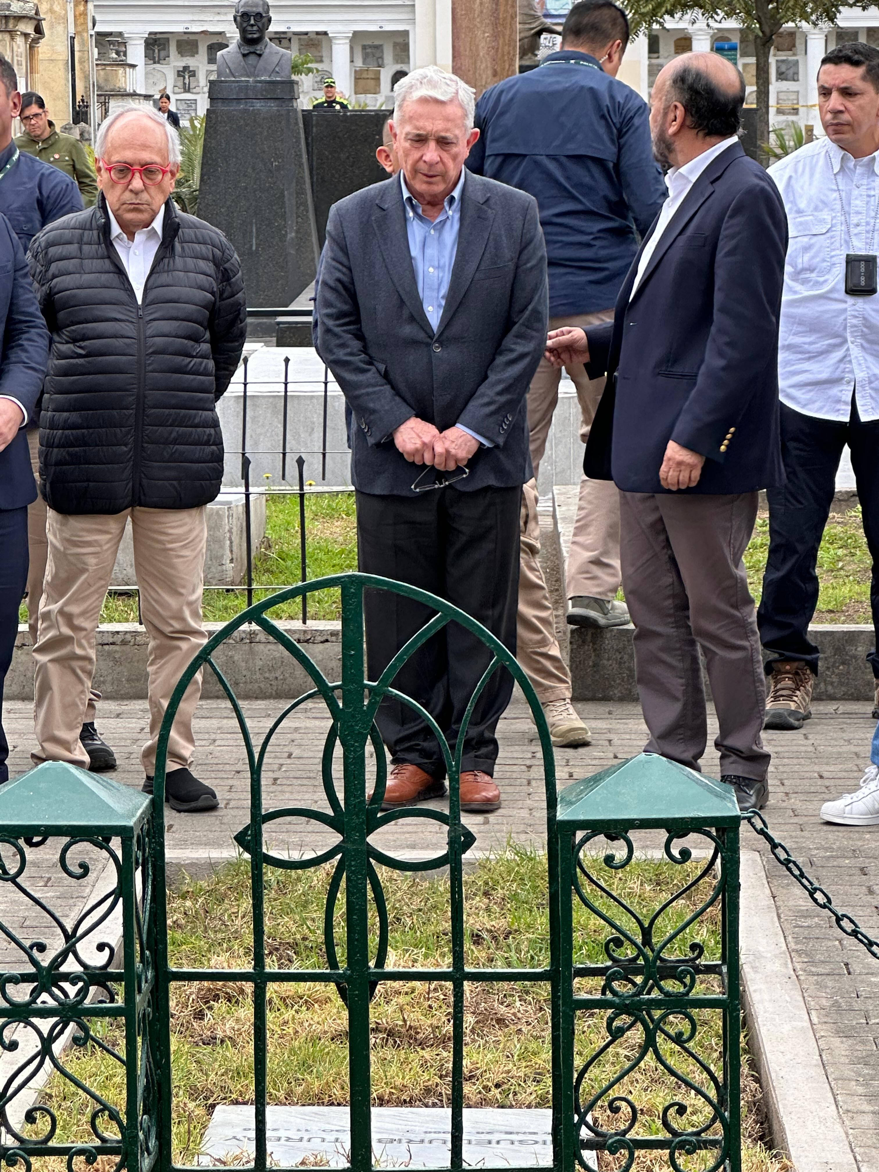 El expresidente Álvaro Uribe Vélez en el Cementerio Central de Bogotá.