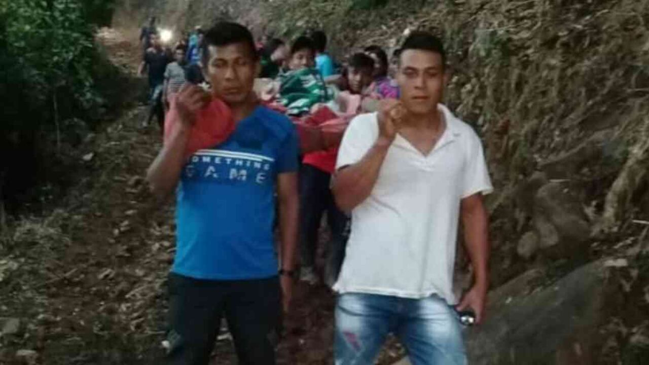 Traslado del cuerpo del indígena asesinado Adrian Guanga desde el resguardo Magüí hasta el corregimiento de Altaquer, en Barbacoas (Nariño), donde fue sepultado. Foto: Tomada de CNC Ipiales.