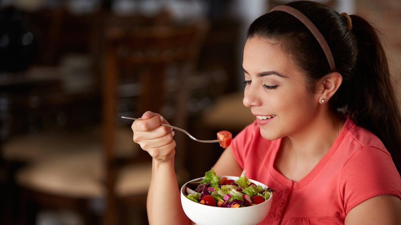 Las frutas y algunas verduras son ricas en fibra. Foto: Getty Images.