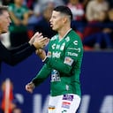Eduardo Berizzo y James Rodríguez dialogan en medio de un partido con el Club León