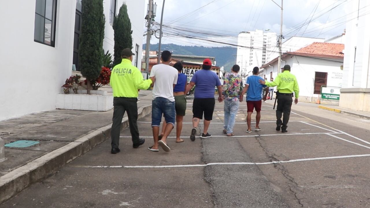 Cinco personas fueron capturadas mediante orden judicial.
