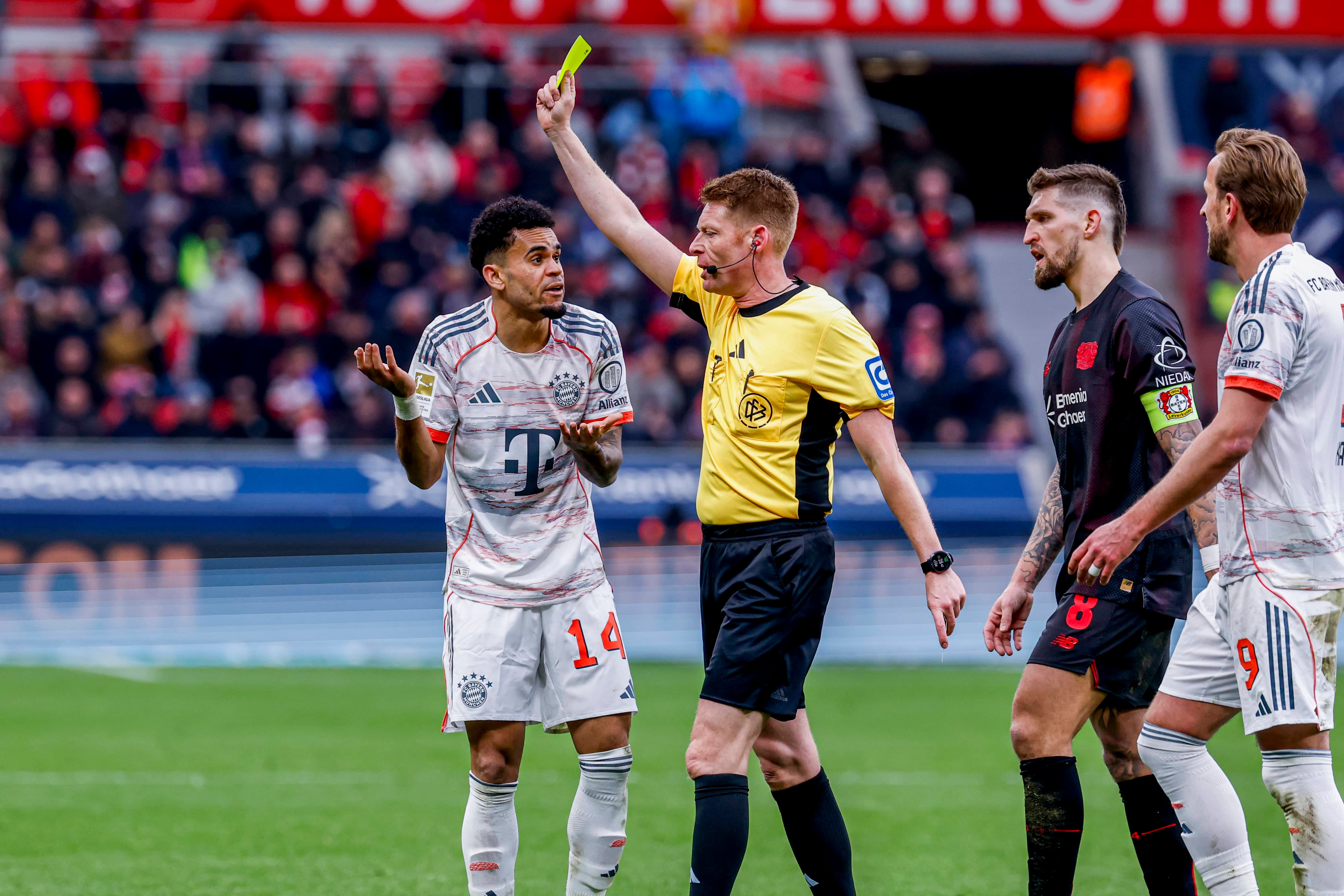 Christian Dingert le mostró doble amarilla y posterior roja a Luis Díaz en Bundesliga