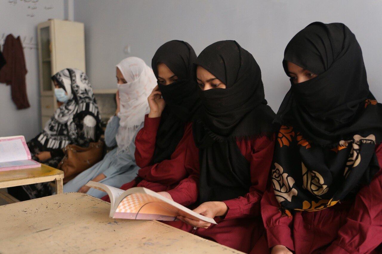 Los estudiantes de una escuela secundaria asisten a una lección mientras continúa la educación en las escuelas primarias y secundarias en la ciudad bastión de los talibanes, Kandahar, Afganistán, el 28 de septiembre de 2021.