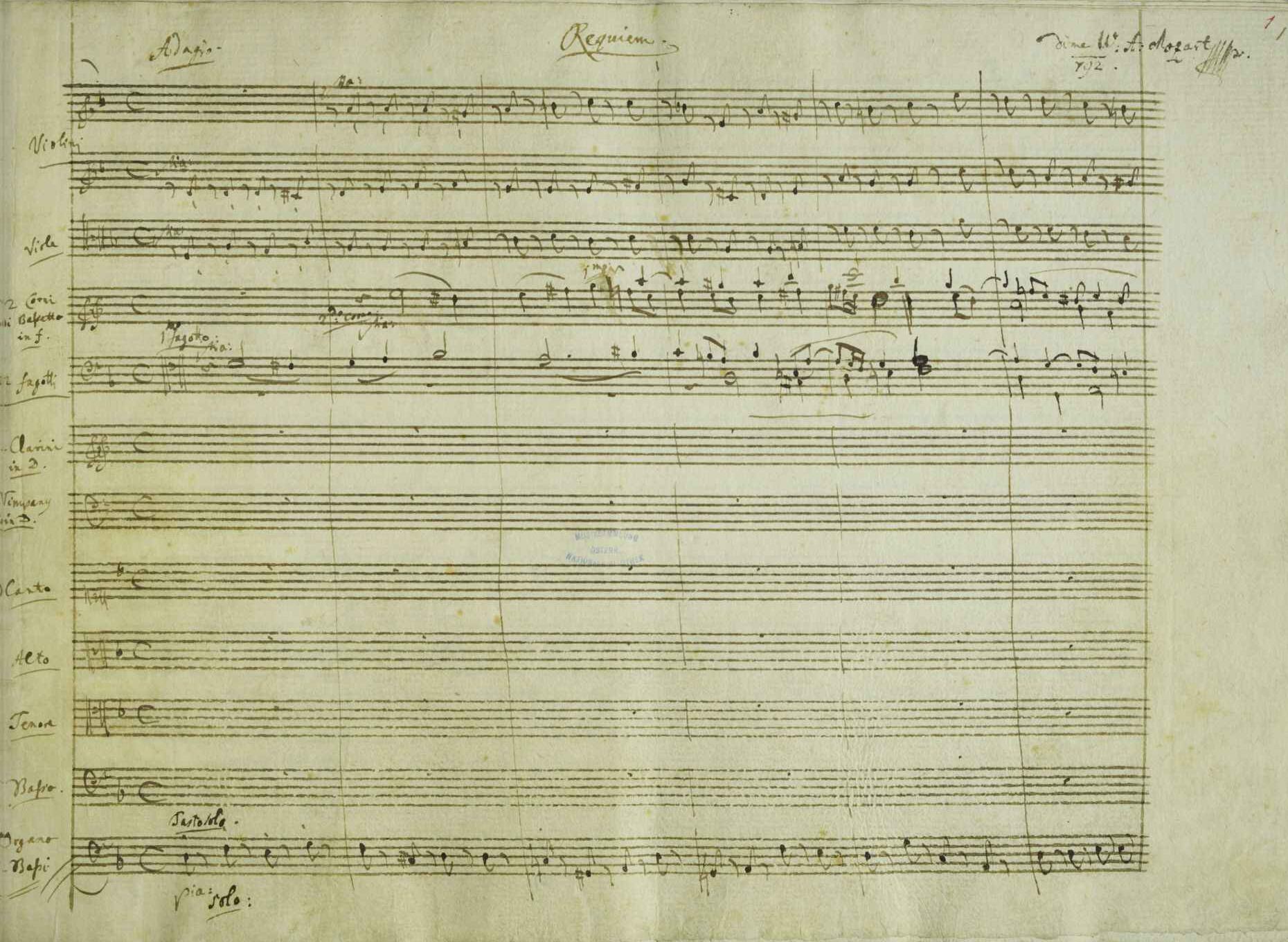 Sección de una página del manuscrito del Réquiem de W.A. Mozart, K 626. (1791), que muestra el encabezamiento de Mozart para el primer movimiento. Austrian National Library