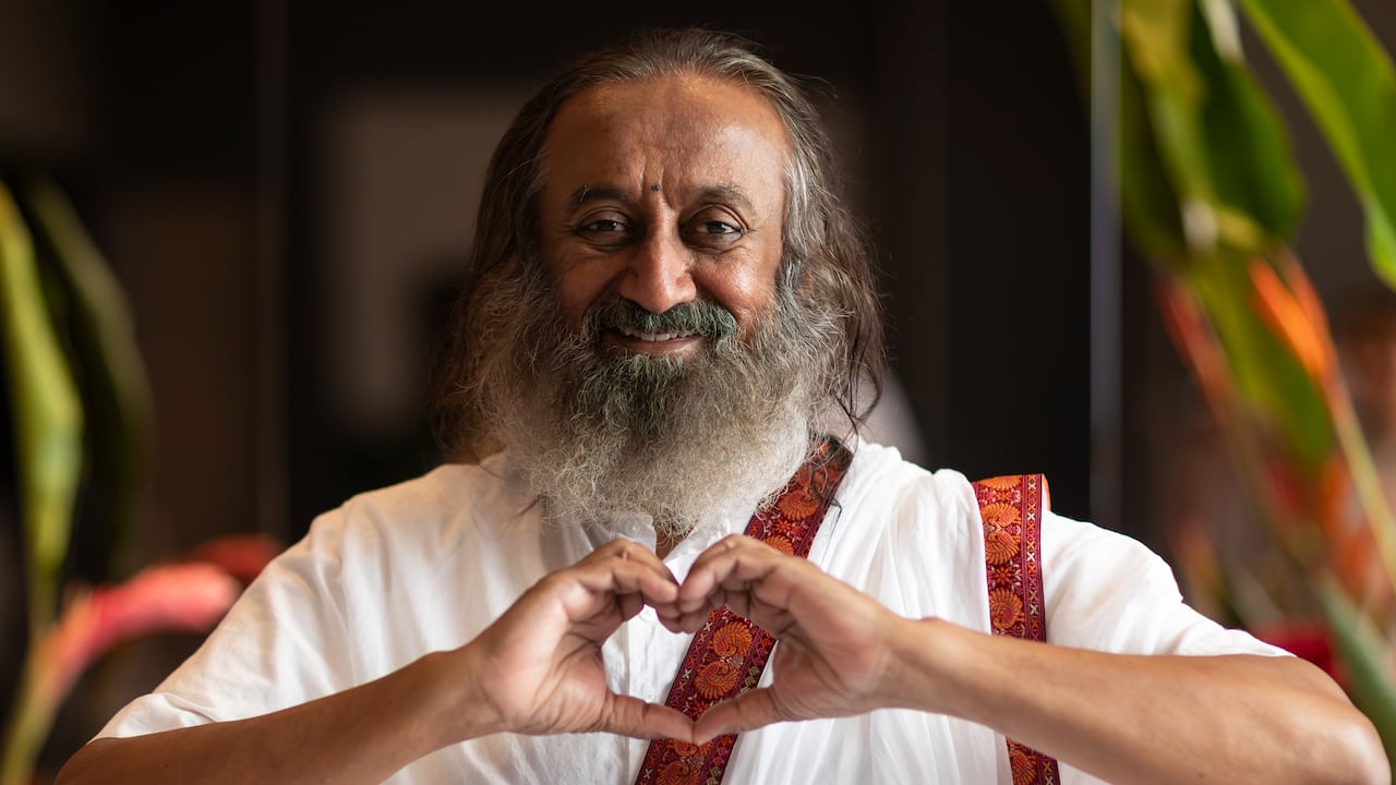 Gurudev Sri Sri Ravi Shankar es un líder espiritual humanitario mundial y embajador de paz.