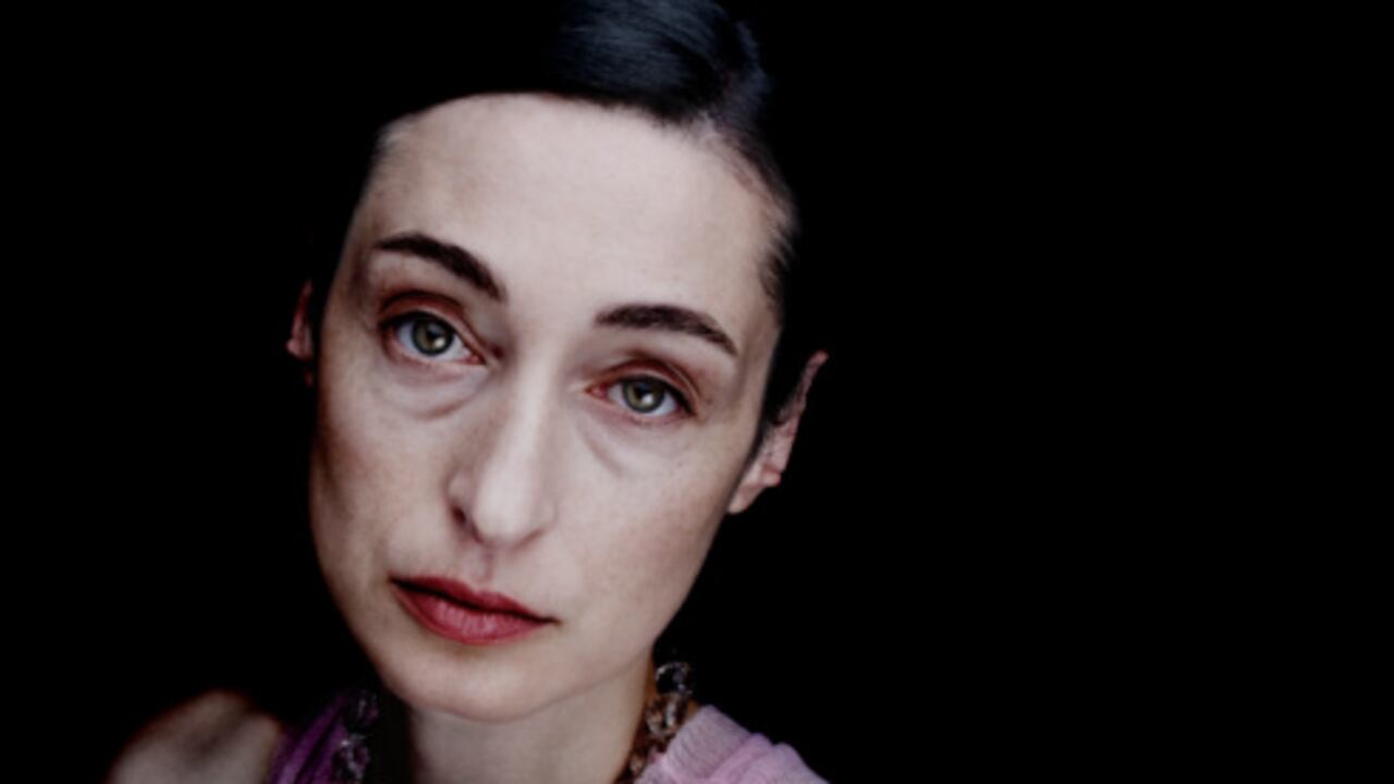 Las ojeras, en muchas ocasiones, dan apariencia de cansancio y hasta de envejecimiento y se producen por la acumulación de grasas, toxinas y agua.