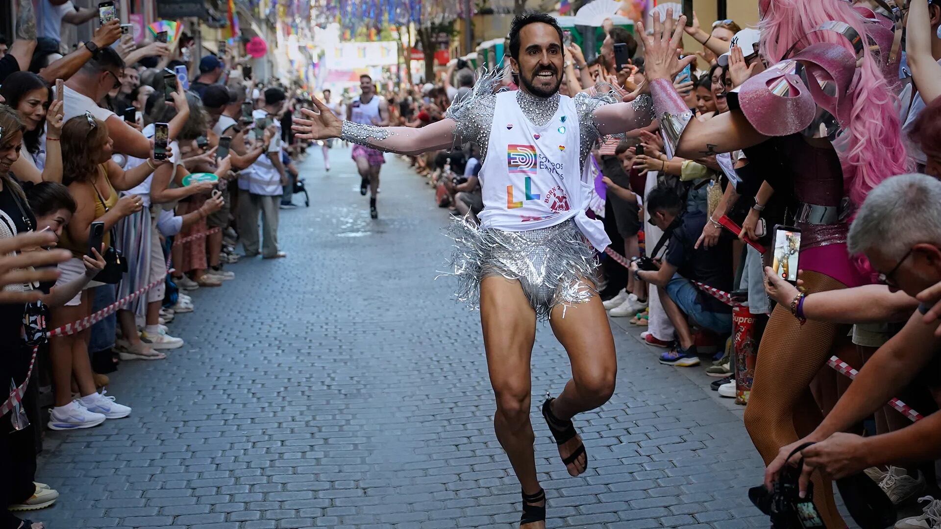 Participantes con zapatos de tacón de al menos 10 centímetros compiten en la tradicional carrera de tacones altos durante la semana del Orgullo de Madrid, en Madrid, el jueves 2 de julio de 2026.