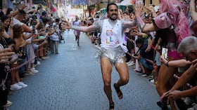 Participantes con zapatos de tacón de al menos 10 centímetros compiten en la tradicional carrera de tacones altos durante la semana del Orgullo de Madrid, en Madrid, el jueves 2 de julio de 2026.