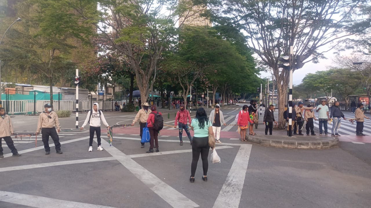 Indígenas bloquean centro administrativo La Alpujarra en Medellín.