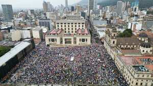 MARCHA 21 DE ABRIL EN CONTRA DEL GOBIERNO DE GUSTAVO PETRO BOGOTÁ en la plaza de Bolívar imágenes de DRONE